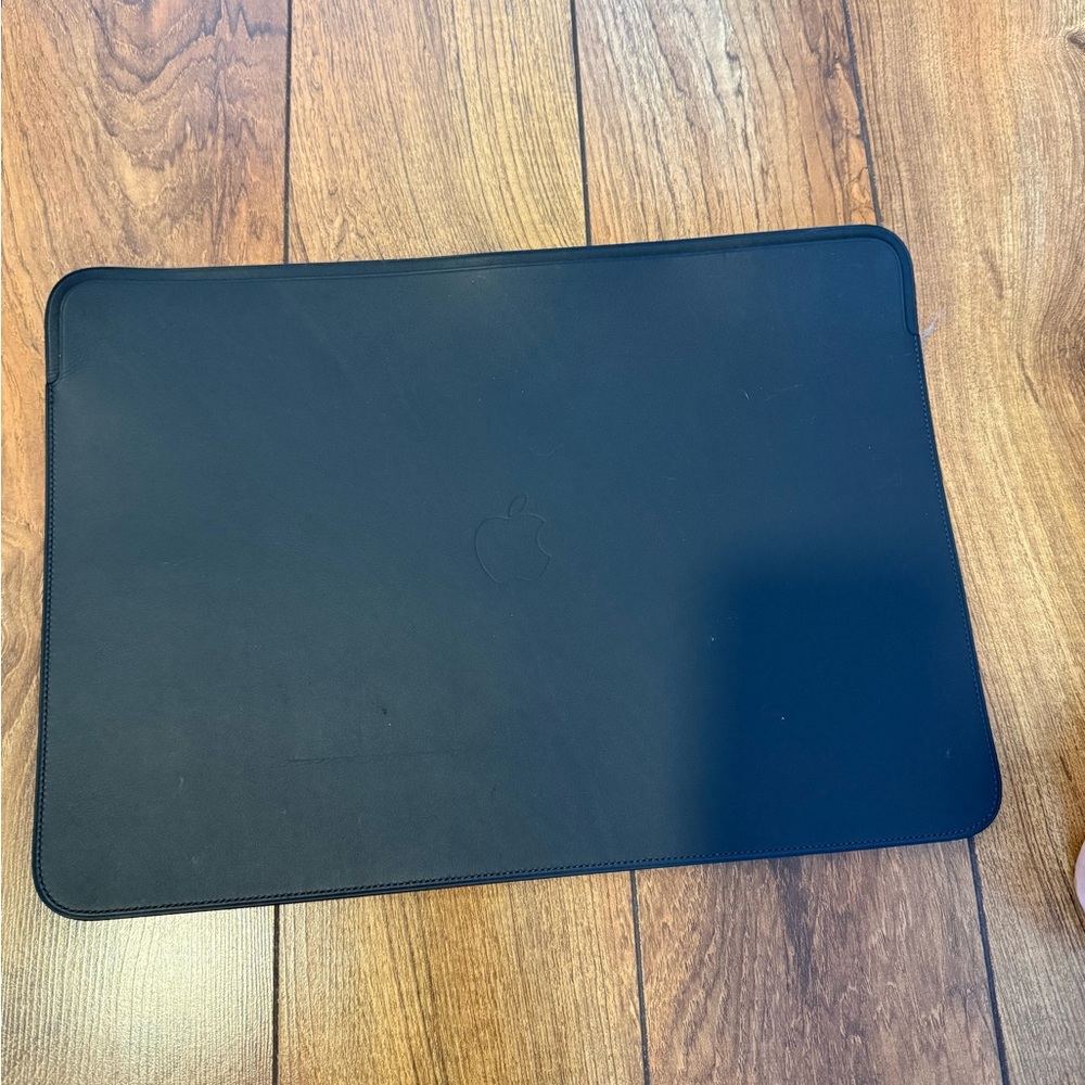 Mac real leather sleeve